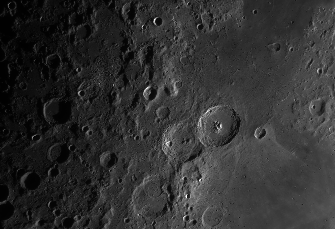 Mond mit Krater Theophilus & Cyrillus 