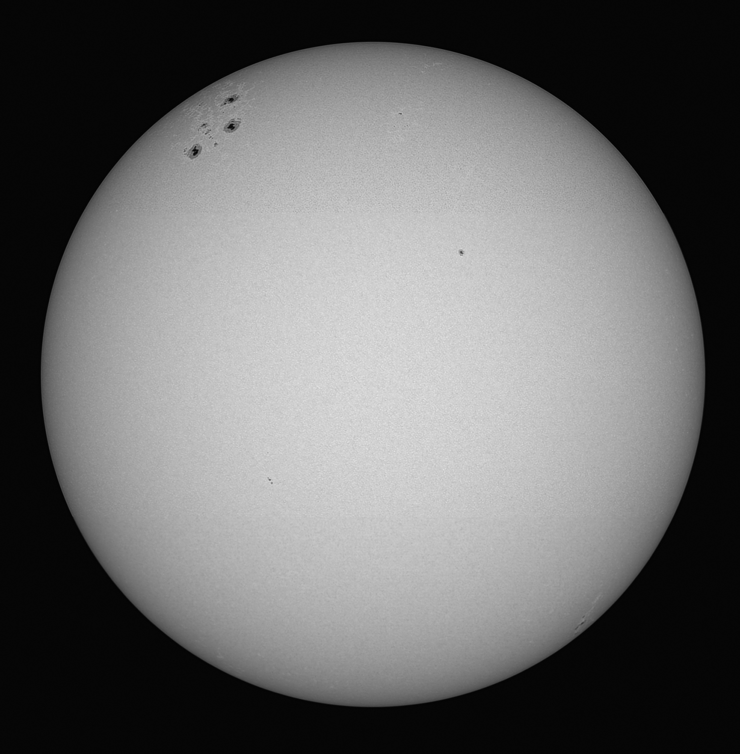 Sonne im Weißlicht mit AR 2993 und AR 2994 