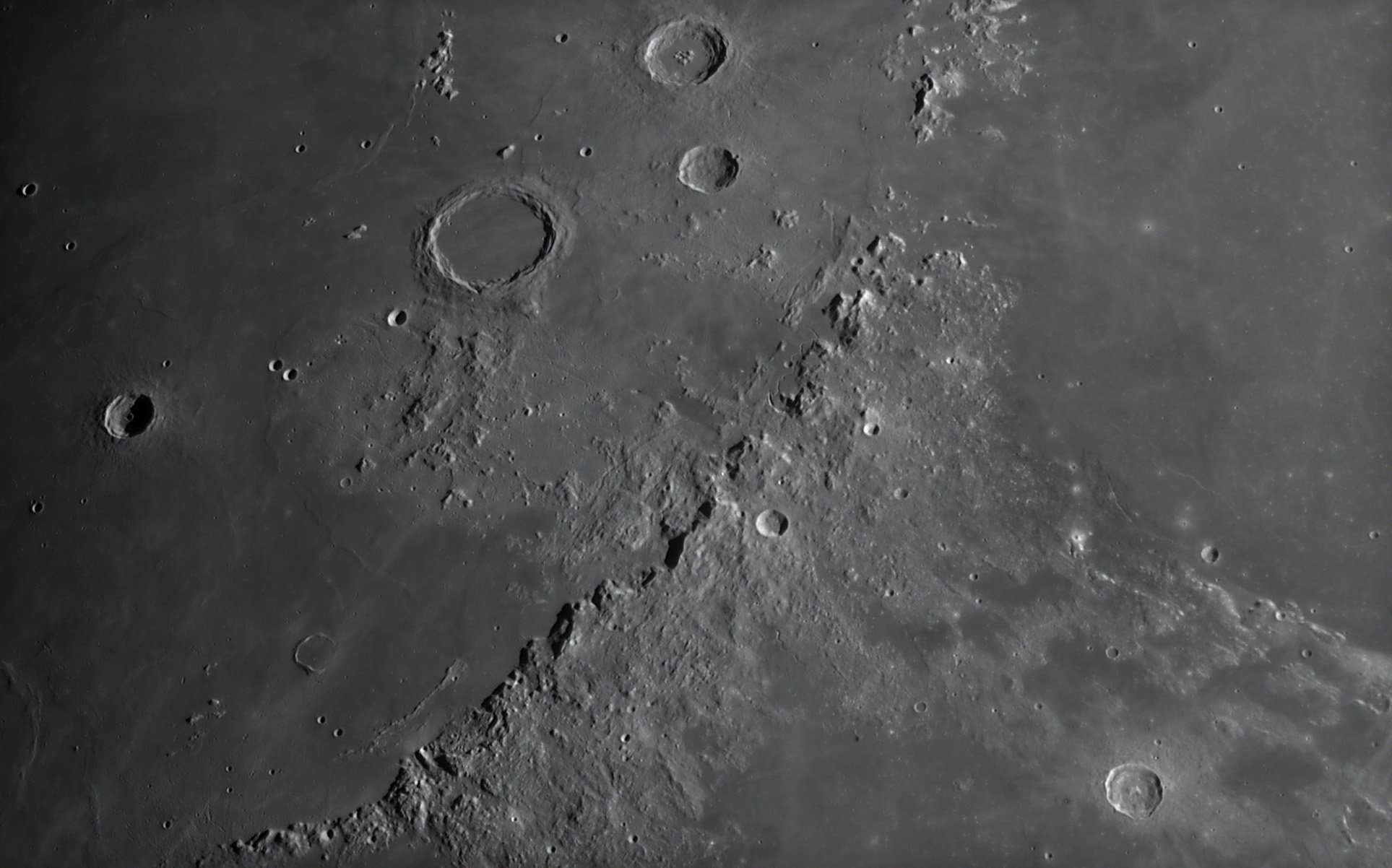 Mond - Montes Apenninus mit Rima Hadley   
