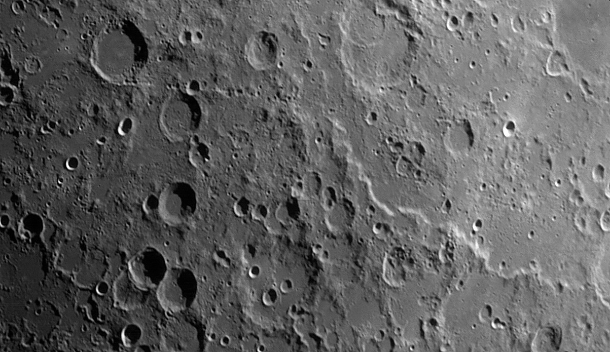 Almon und Albulfeda Kraterkette 