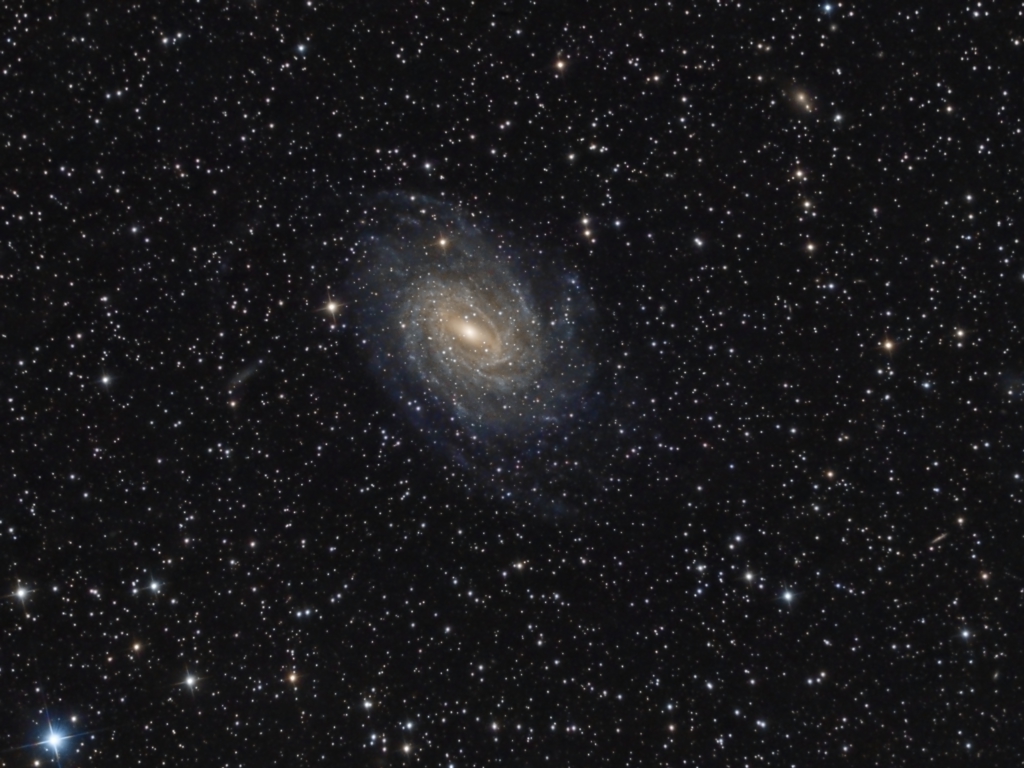 Pavogalaxie NGC 6744